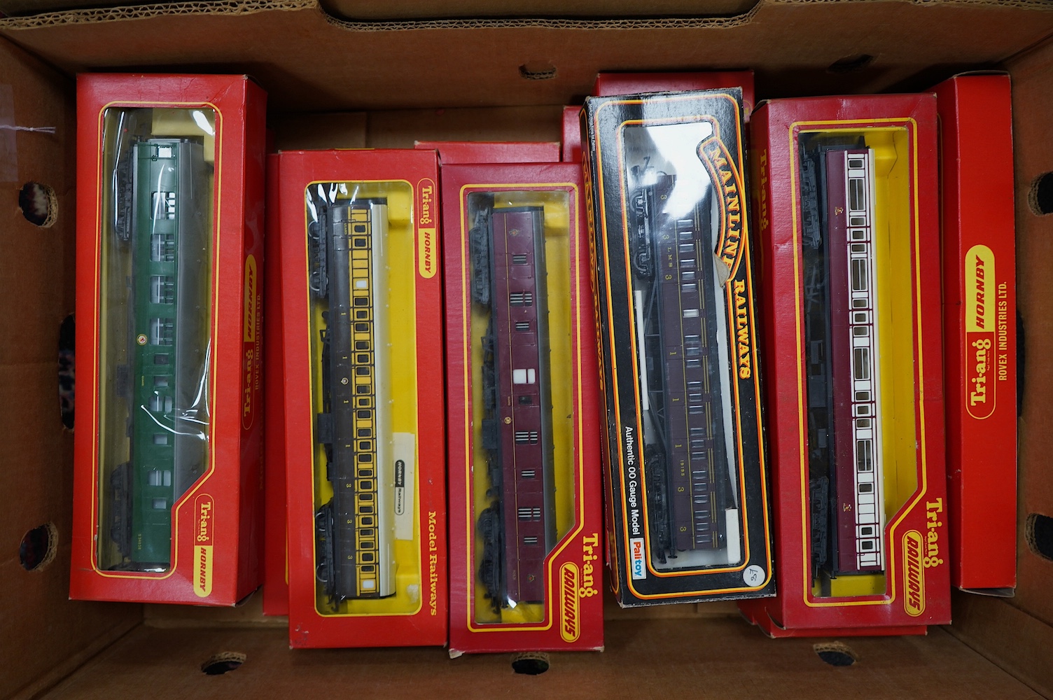 A collection of boxed 00 gauge railway by Hornby Railways, Tri-ang Hornby, etc. including an InterCity 125 HST 3-car set (R332), a Class A3 Flying Scotsman locomotive (R850), together with twenty-four InterCity, Southern